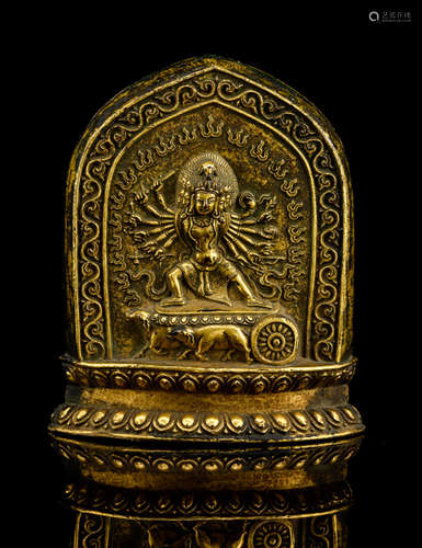 A GILT-BRONZE AMULET DEPICTING VAJRADHATVISHVARI MARICI