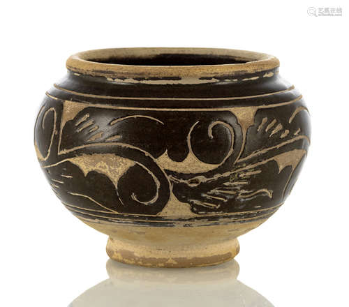 A SMALL BROWN-GLAZED SGRAFFITO JAR WITH STYLIZED FOLIATE SCROLL DECOR