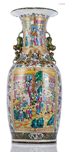 A LARGE CABTON FAMILLE ROSE PORCELAIN VASE