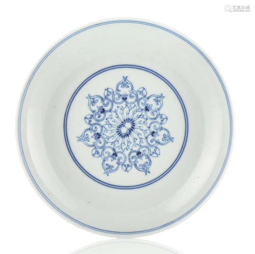 A BLUE AND WHITE PORCELAIN SAUCER