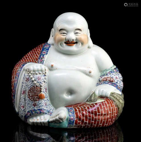 A POLYCHROME DECORATED PORCELAIN FIGURE OF SEATED BUDAI