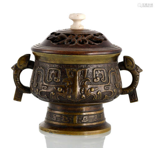 A BRONZE CENSER GUI IN ARCHAIC STYLE WITH CARVED WOOD COVER