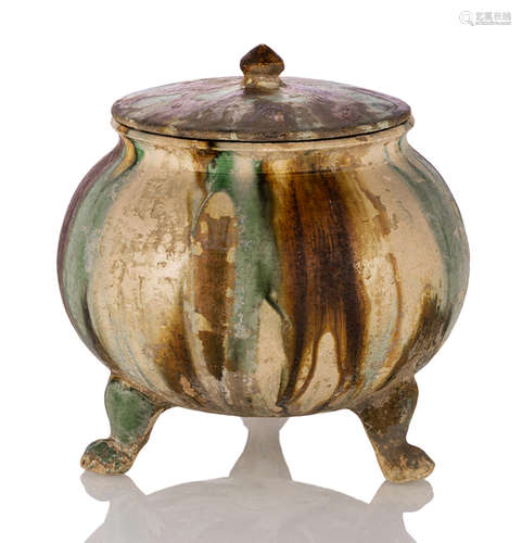 A SANCAI-GLAZED JAR AND COVER WITH THREE PAW-SHAPED LEGS