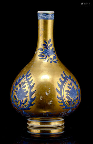 A GILT-GROUND BLUE AND WHITE BOTTLE VASE