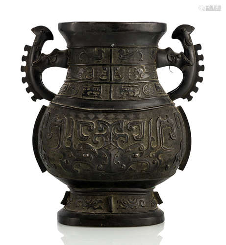 A HU-SHAPED HANDLED BRONZE VASE