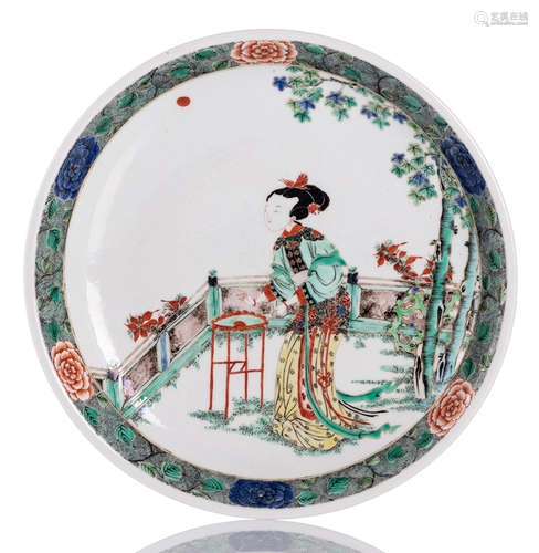 A FAMILLE VERTE PLATE WITH A STANDING BEAUTY