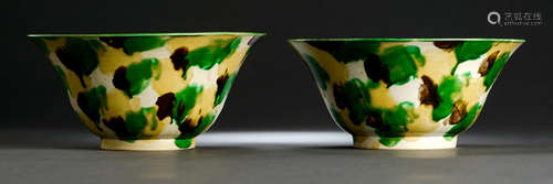 A PAIR OF 'SPINACH AND EGG' BOWLS