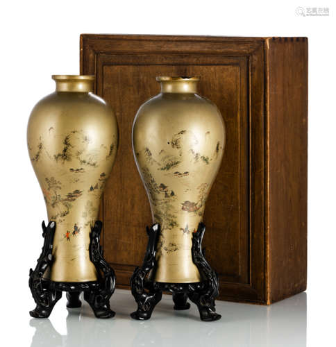 A PAIR OF LACQUER VASES WITH THE ORIGINAL CASE
