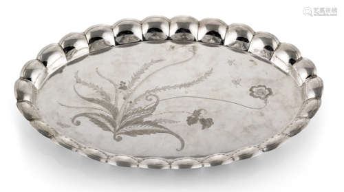 A SILVER TRAY WITH ENGRAVED FLOWER DECORATION