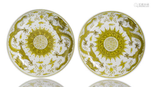 A PAIR OF YELLOW AND BROWN PAINTED DRAGON DISHES