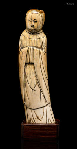 A CARVED IVORY FIGURE OF A STANDING LADY