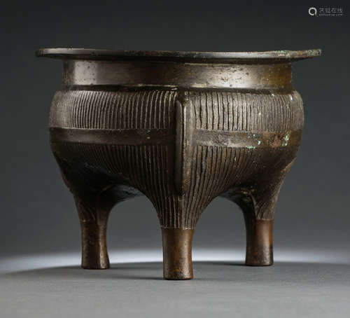 A RARE RITUAL BRONZE VESSEL 'LI' WITH INSCRIPTION