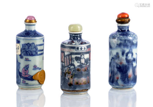 THREE CYLINDRICAL PORCELAIN SNUFF BOTTLES WITH UNDERGLAZE BLUE AND WHITE/RED FIGURE PAINTINGS