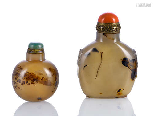 TWO AGATE SNUFF BOTTLES WITH FINELY MOTTLED AND VEINED MARBELING