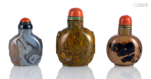 A GROUP OF THREE AGATE SNUFF BOTTLES