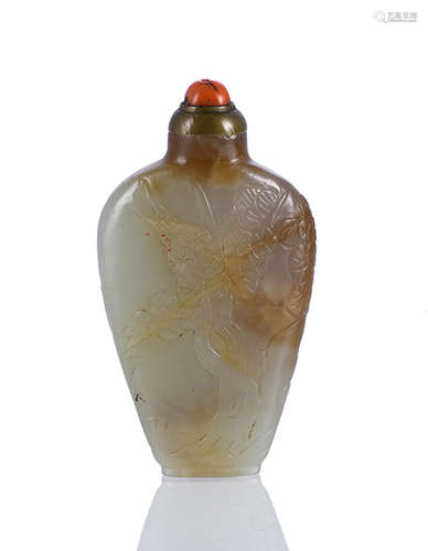 A FINE CARVED JADE SNUFF BOTTLE IN THE FORM OF A VASE DECORATED WITH PINE