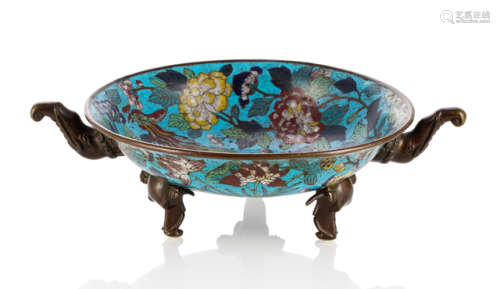 A CLOISONNÉ ENAMEL BOWL WITH THREE FEET AND TWO HANDLES IN THE SHAPE OF ELEPHANT HEADS