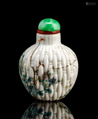 A SMALL PORCELAIN SNUFF BOTTLE IN THE SHAPE OF A WOVEN BASKET PAINTED WITH POLYCHROME ENAMELS