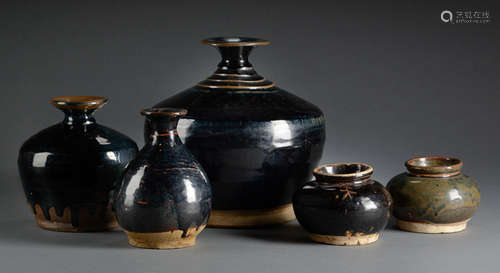 A GROUP OF FIVE BROWN-BLACK GLAZED HENAN JARS AND VASES