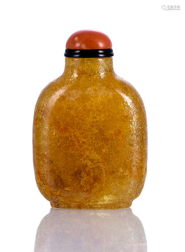 A PLAIN AMBER SNUFF BOTTLE WITH CORAL STOPPER