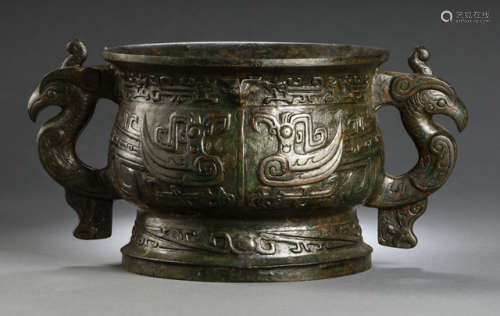 A RED- AND GREEN-PATINATED BRONZE GUI IN ARCHAIC STYLE