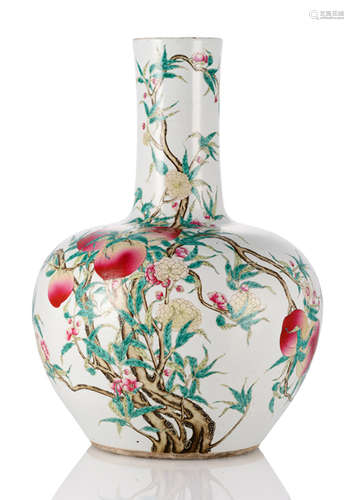 A LARGE 'NINE PEACHES' PORCELAIN BOTTLE VASE