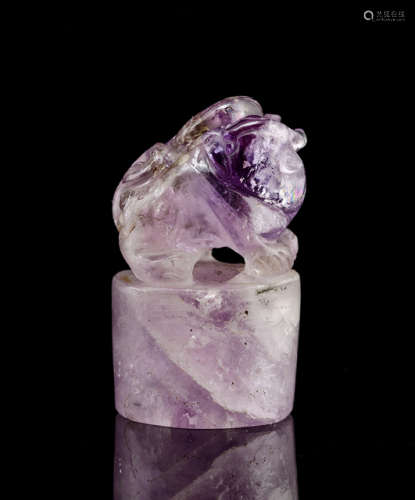 A WELL CARVED AMETHYST SEAL WITH A LUDUAN FINIAL