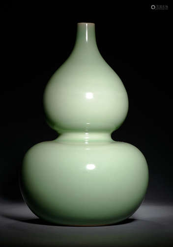 A CELADON-GLAZED GOURD PORCELAIN VASE