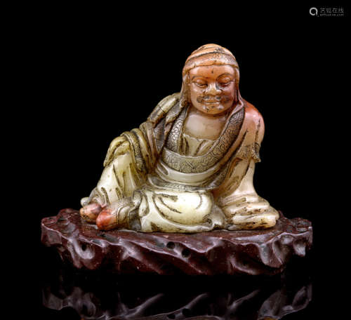 A VERY FINELY CARVED SOAPSTONE FIGURE OF A SEATED LUOHAN