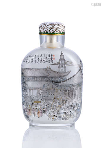 A METICULOUSLY INSIDE-PAINTED SNUFF BOTTLE DEPICTING THE CONSTRUCTION OF A TEMPLE IN TANG LUOYANG