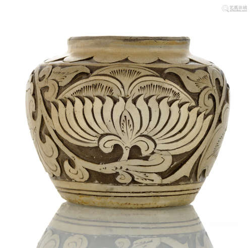 A SMALL CARVED CIZHOU PEONY JAR