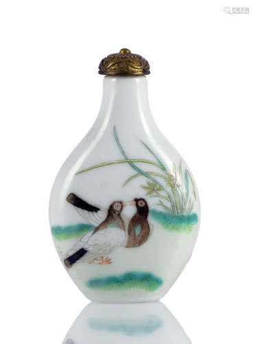 A PORCELAIN SNUFF BOTTLE PAINTED WITH POLYCHROME ENAMELS DEPICTING PAIRS OF BIRDS