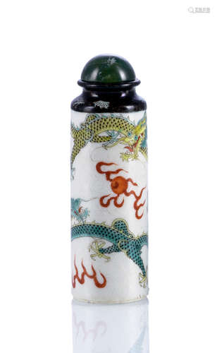 A LARGE CYLINDRICAL PORCELAIN SNUFF BOTTLE DECORATED WITH PAINTED ENAMELS SHOWING TWO DRAGONS CHASING THE PEARL