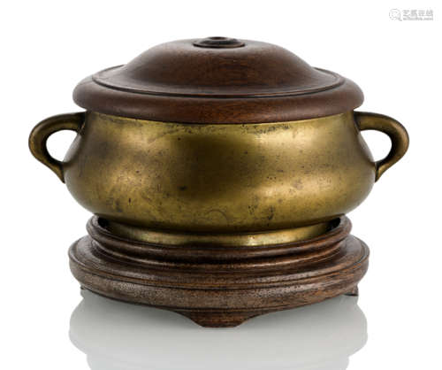 A FINE BRONZE CENSER WITH TWO HANDLES