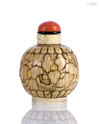 A CARVED IVORY SNUFF BOTTLE WITH FLOWER PATTERN