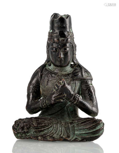 A BRONZE FIGURE OF SEATED KANNON