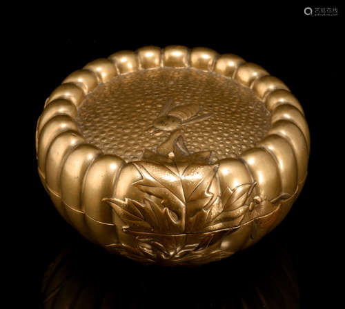 A FINE GOLD LACQUER KOGO IN SHAPE OF A CHRYSANTHEMUM WITH BEE