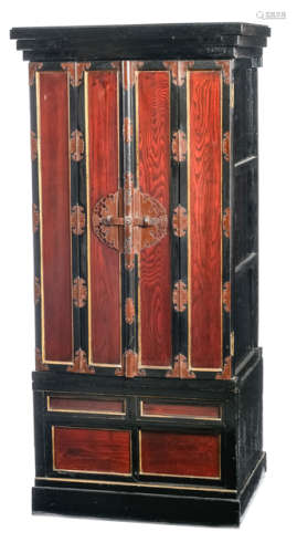 A TWO-PART GILT AND BLACK LACQUER ALTAR SHRINE (BUTSUDAN)