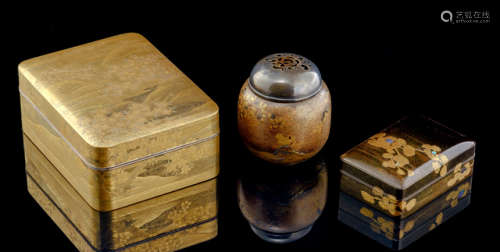 TWO GOLD LACQUER BOXES WITH COVERS AND A LACQUER KORO