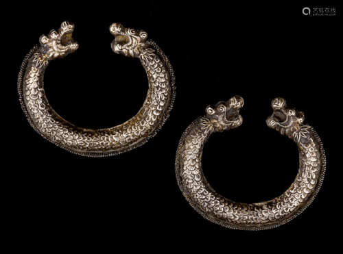 A PAIR OF BANGLES WITH DRAGON SCALE BODY AND HEADS