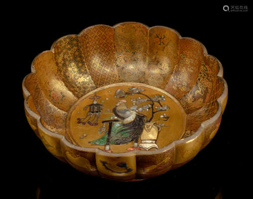 A BLOSSOM-SHAPED LACQUER BOWL WITH SHIBAYAMA INLAYS WITH COCKEREL