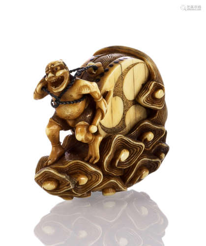 A FINE CARVED IVOTY NETSUKE OF RAIDEN WITH DRUM ABOVE WAVES