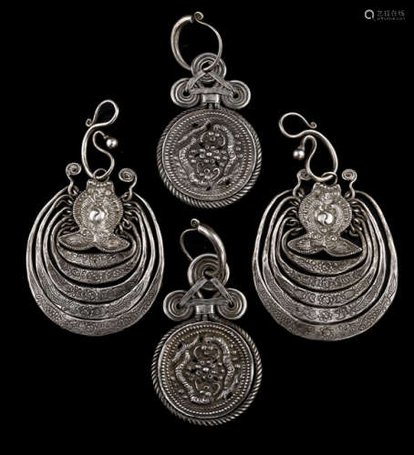 TWO PAIRS OF SILVER SHIMMERING METAL PENDANTS WITH ANIMAL PATTERN