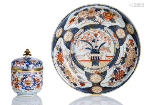 AN IMARI PORCELAIN DISH AND BOX WITH COVER