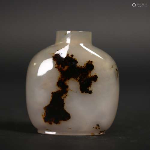 A Fine Carved Agate Snuff Bottle, Qing dynasty