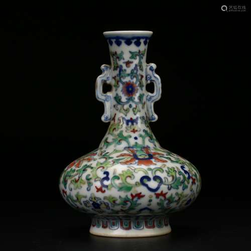 A Chinese wucai porcelain vase