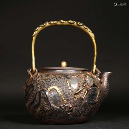 A gilt bronze teapot decorated with dragon,18th/19th ce