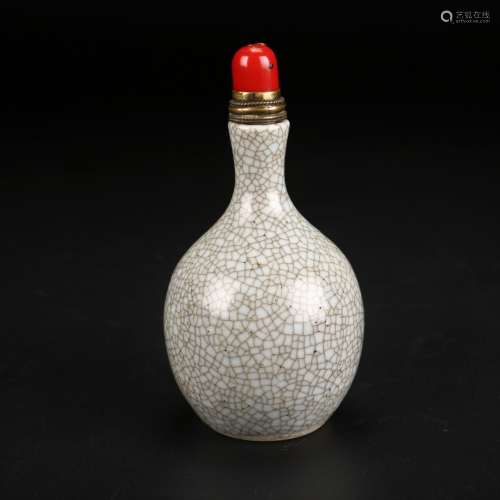A Chinese Ge-type porcelain snuff bottle