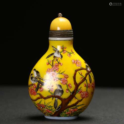 A Chinese Enamel Peking Glass Snuff Bottle