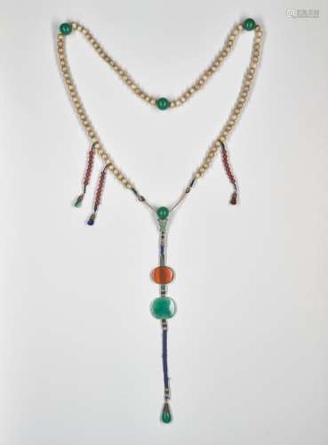 A GLASS AND ANTLER BEAD COURT NECKLACE, QING DYNASTY